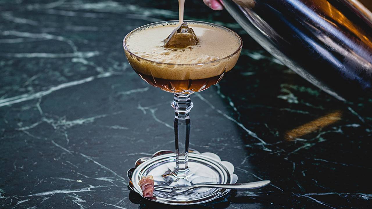 MISTURA - Um dos drinques do bar Caledonia, de São Paulo: queijo grana padano, jamón ibérico e manteiga de garrafa