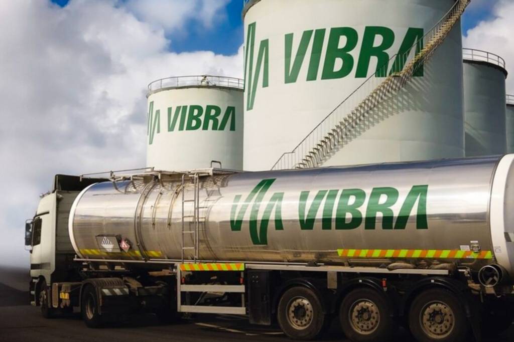 Vibra-Energia-VBBR3-forbesmoney.jpg Transporte de combustível: com 8 300 postos, a maior rede do país, a Vibra terá de trocar suas placas até 2029