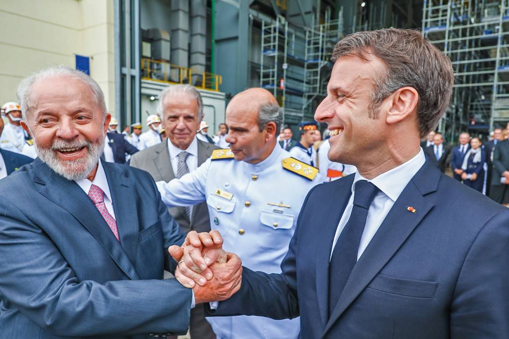 apoio-2—LULA-e-EMMANUEL-MACRON—MAOS-DADAS—mar-2024-za.jpg UNIDOS - Lula e Macron: Brasil e França serão parceiros em projetos atômicos