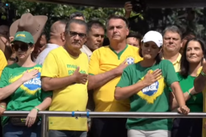 O ex-presidente Jair Bolsonaro, o pastor Silas Malafaia e a ex-primeira-dama Michelle Bolsonaro em trio elétrico durante ato na Avenida Paulista, em 25 de fevereiro