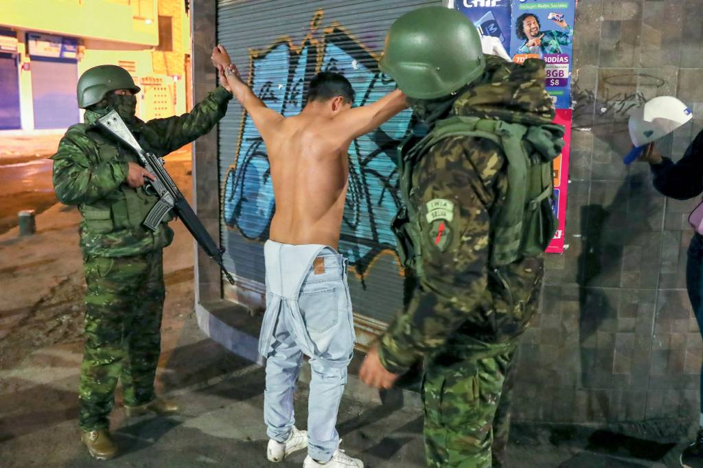 Las reformas para combatir al crimen organizado acaparan el referÈndum de Noboa en Ecuador PROPAGANDA - Suspeito detido em Quito: imagens reforçam a linha dura
