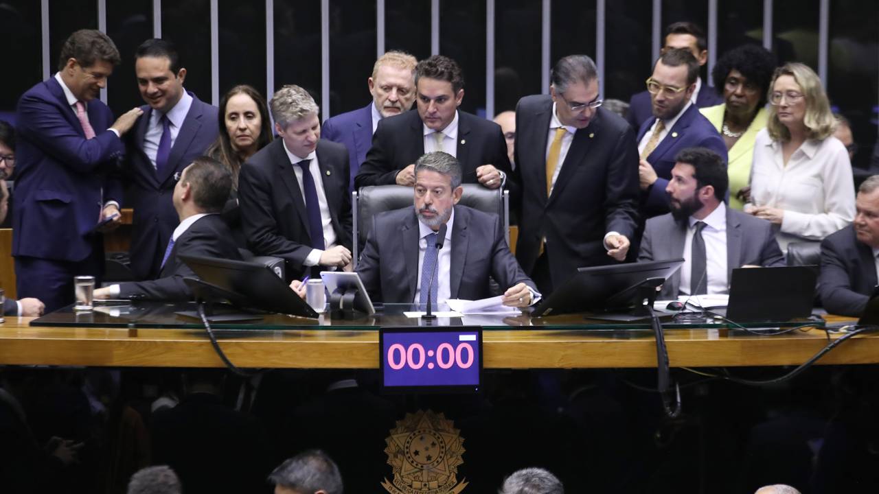 Arthur Lira conduz a sessão da Câmara na terça-feira rodeado por deputados da oposição a Lula