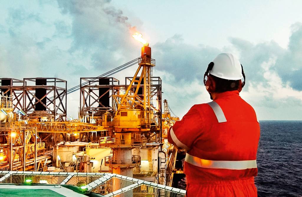 petroleiro_em_plataforma.jpg Produção rentável: apesar da oscilação do preço do petróleo, a Petrobras obteve em 2023 seu segundo maior lucro