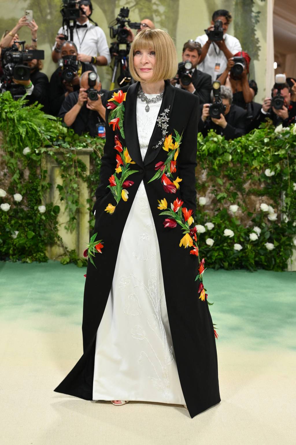 MET Gala “Gostei muito da roupa da Anna Wintour, um modelo com capa e bordado 3D da Loewe, marca espanhola e criativa que está em evidência”