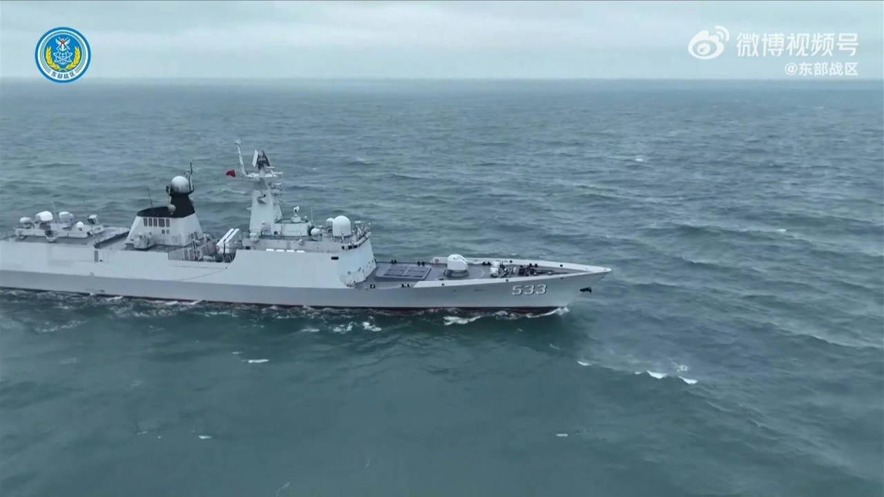 Navio militar chinês operando após o exército anunciar o início de treinamentos militares para “tomar o poder” em Taiwan. 23/05/2024