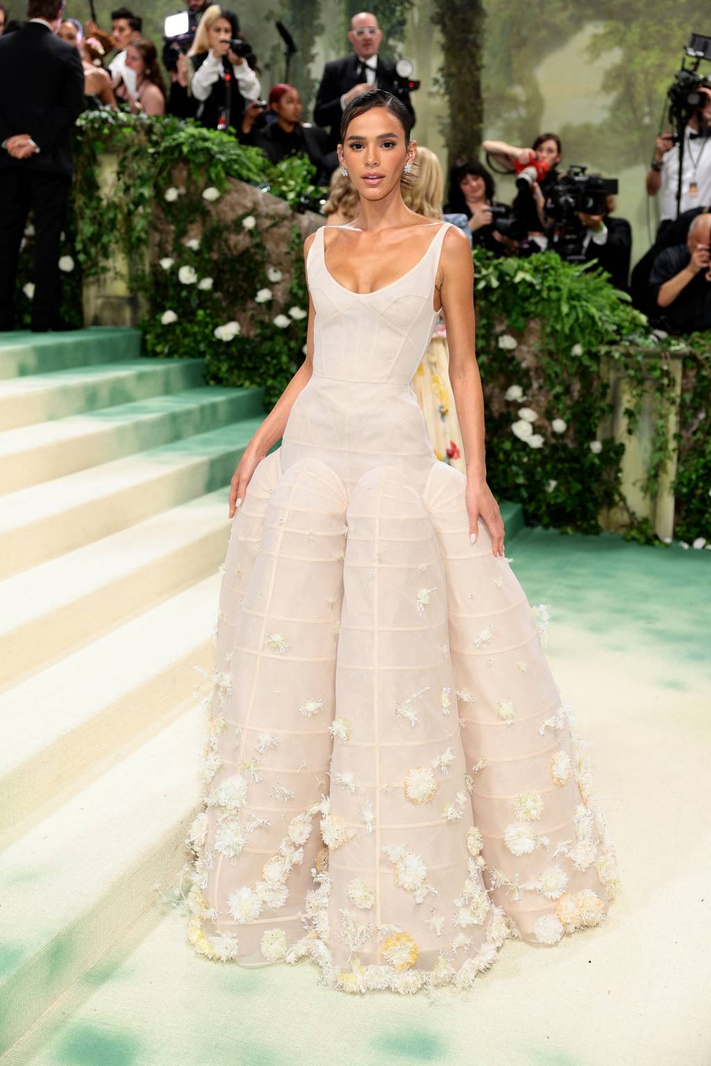 The 2024 Met Gala Celebrating “Sleeping Beauties: Reawakening Fashion” – Arrivals Bruna Marquezine estreou em grande estilo, bela e clássica. Modelo de Giuseppe Zanotti, com a cintura contemporânea.