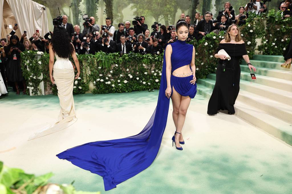 The 2024 Met Gala Celebrating “Sleeping Beauties: Reawakening Fashion” – Arrivals Muito bom esse look monocromático Alaïa, de Jeenie Kim, com detalhe e acessório na cintura. Bem Geração Z