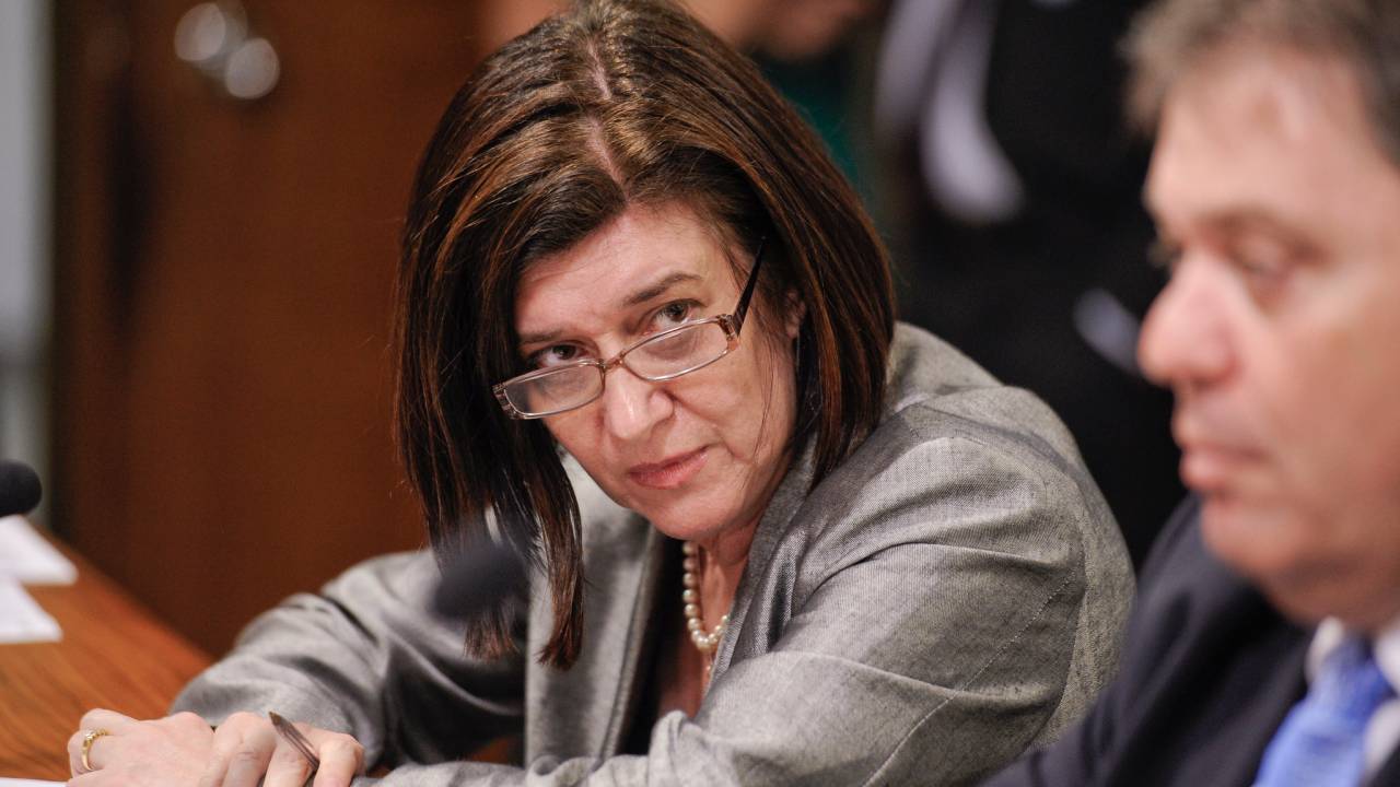 Magda Chambriard, indicada para a presidência da Petrobras, em reunião da CPMI da Petrobras, em 2014