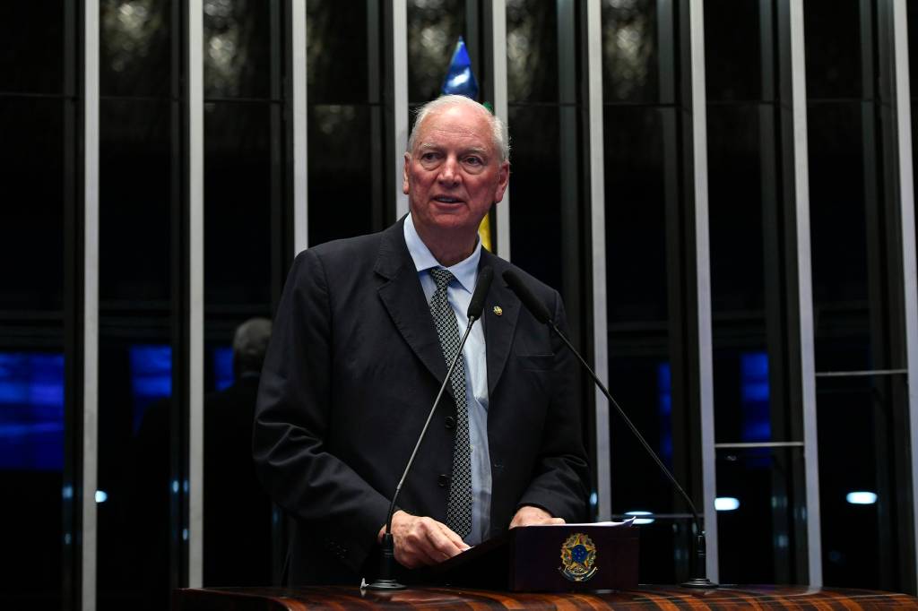 Senador propõe usar R$ 2,2 bilhões do fundo eleitoral em obras no RS