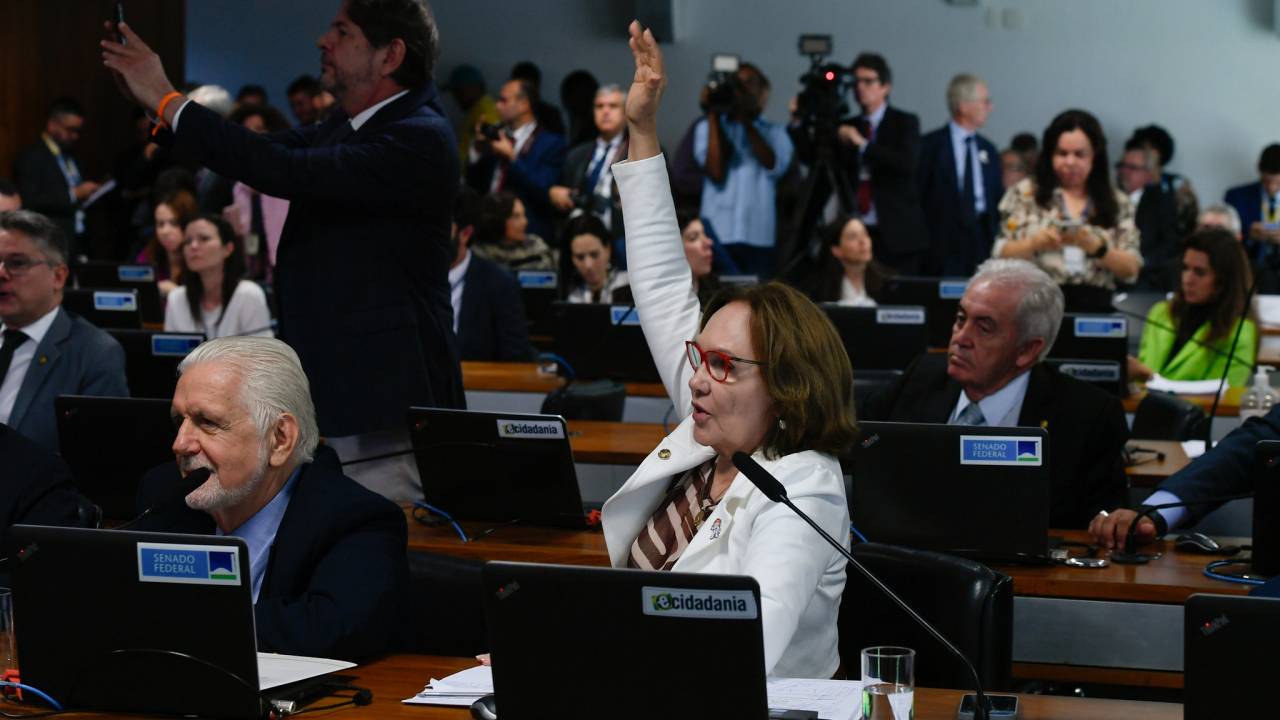 Jaques Wagner (à esq.) é o relator do projeto que recria o seguro DPVAT no Senado