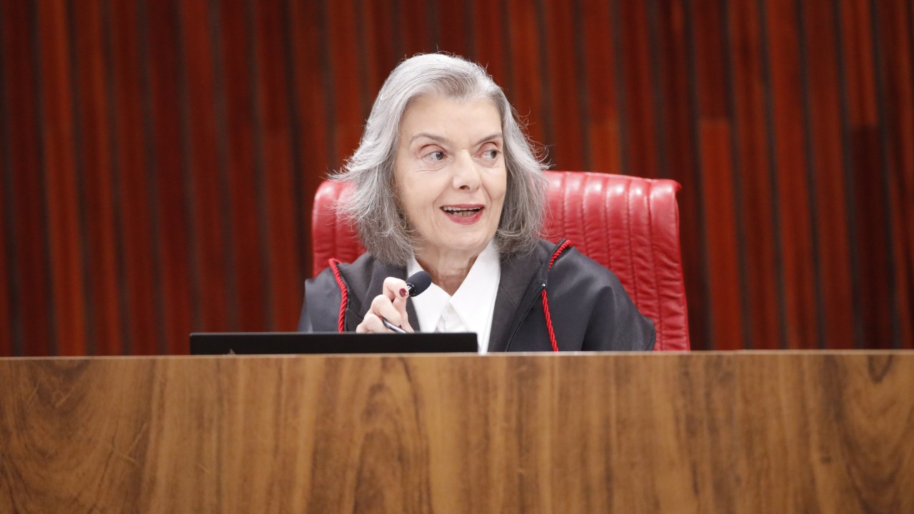 A ministra Cármen Lúcia, durante sessão plenária do Tribunal Superior Eleitoral que marcou a despedida do presidente da Corte, Alexandre de Moraes, na última quarta-feira