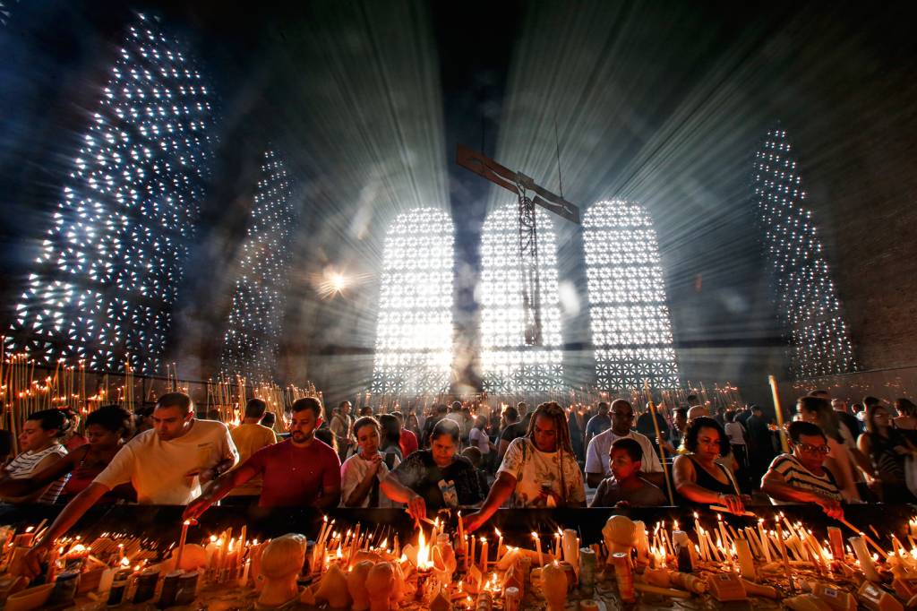 GettyImages-1731812370.jpg ENCOLHIMENTO - Católicos em Aparecida: perda de fiéis nas últimas décadas