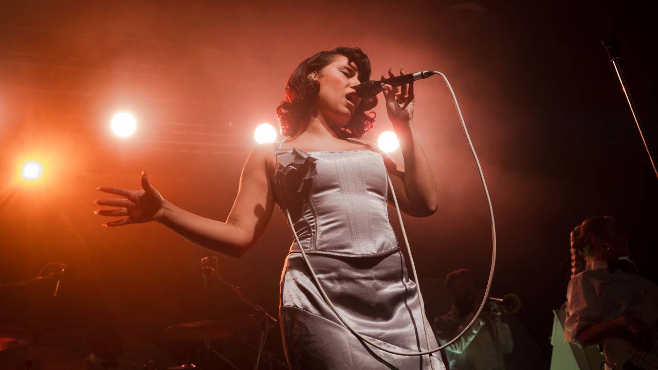 A cantora britânica Raye