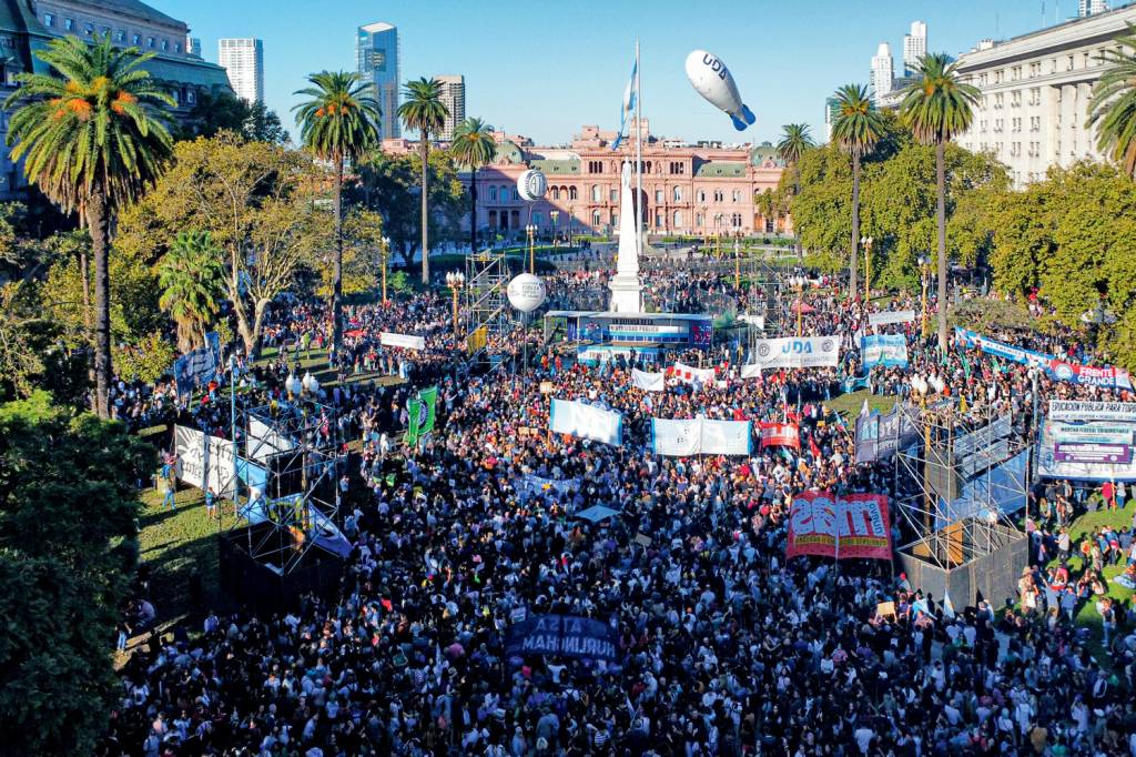 Students protest against President Milei’s budget cuts to public universities in Argentina NÃO É FÁCIL - Protesto em Buenos Aires: o “remédio” se faz sentir no bolso