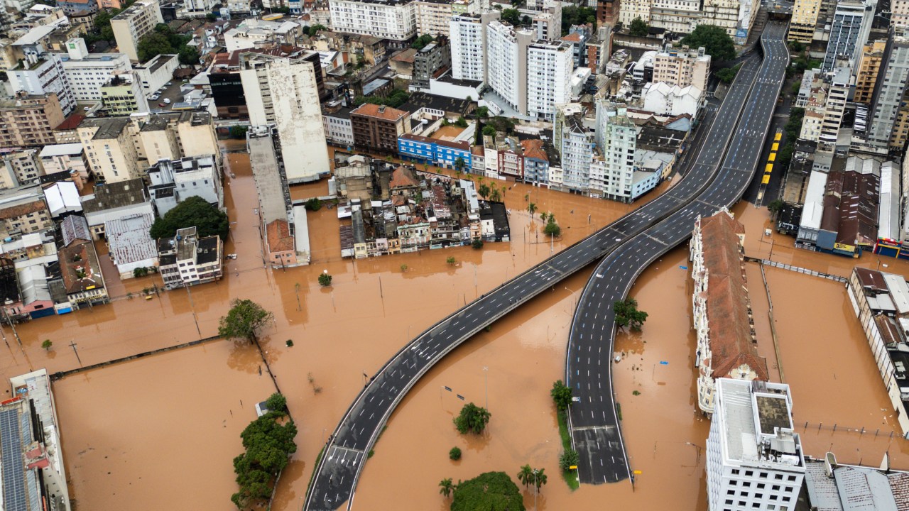 Centro de Porto Alegre tomado pelas águas: diques romperam diante de enchente jamais vista