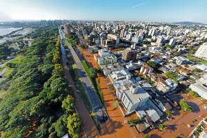 Porto Alegre tomada pelas águas: 1 milhão de gaúchos enfrentam catástrofe do clima .