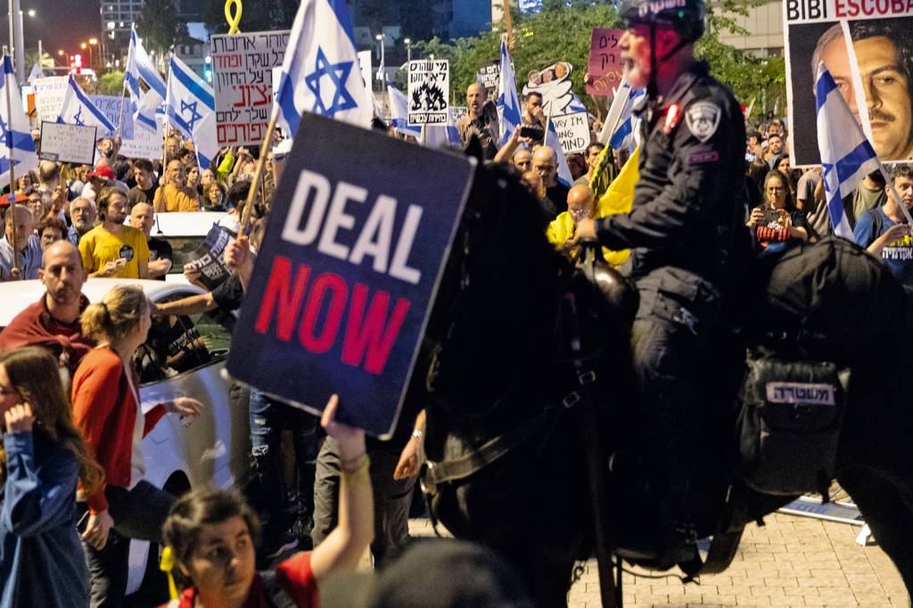 GettyImages-2151970513.jpg “LIXO!” - Manifestação em Tel Aviv: população vai às ruas contra o governo