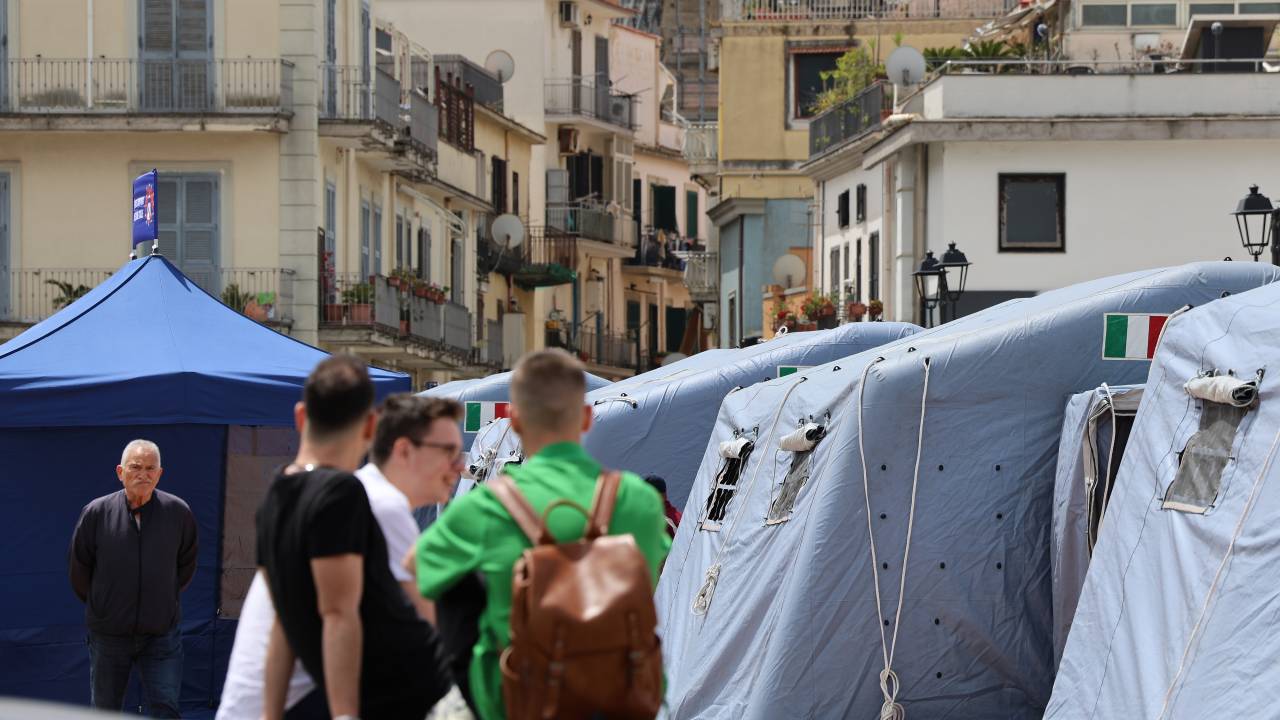 Tendas montadas pela Proteção Civil para abrigar os deslocados (mais de 36 famílias) após o forte terremoto em Pozzuoli, na Itália. 21/05/2024