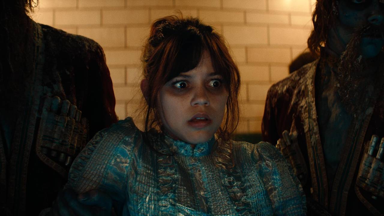 Jenna Ortega, de Wandinha, invoca o fantasma de Michael Keaton em 'Os Fantasmas Ainda Se Divertem'