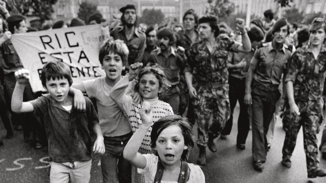 FOTOGRAFIA - A Revolução dos Cravos vista por Salgado: imagens históricas