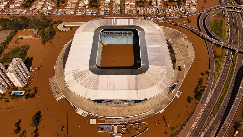 RS—TRAGEDIA-CHUVAS-2024—AEREAS-e-GERAIS-AFP-zk.jpg O GRAMADO SUMIU - Arena do Grêmio: um dos maiores estádios de futebol do país foi tomado de lama
