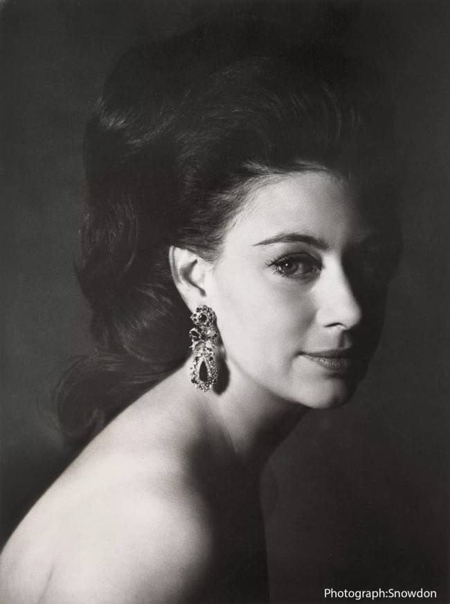 Princesa Margaret Esta fotografia foi tirada em 1967, quando a Princesa Margaret e o fotógrafo Lord Snowdon eram casados e tinham dois filhos pequenos. A profunda intimidade do relacionamento e a confiança entre modelo e fotógrafa são evidentes. Embora a princesa Margaret e Snowdon tenham se divorciado em 1978, ele continuou a fotografar membros da família real pelo resto da vida. -