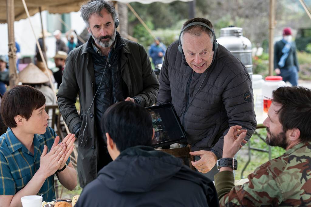 The Sympathizer Fernando Meirelles (ao centro) no set de 'O Simpatizante', da HBO e Max