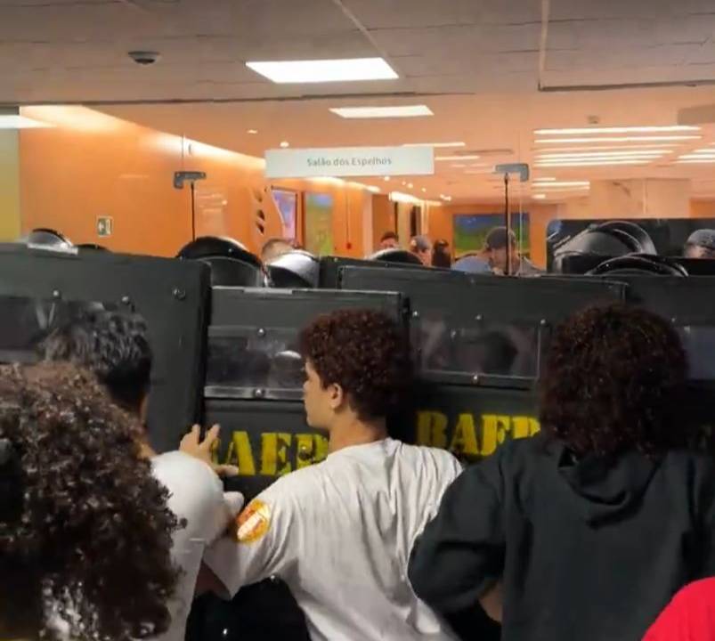 Estudantes e policiais militares entraram em confronto na Alesp