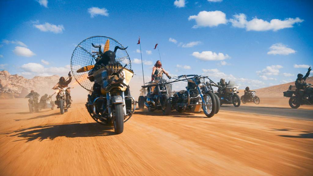 abre-FILME—FURIOSA-g.jpg NOVO VILÃO - Chris Hemsworth (à dir.): brucutu desequilibrado em alta velocidade