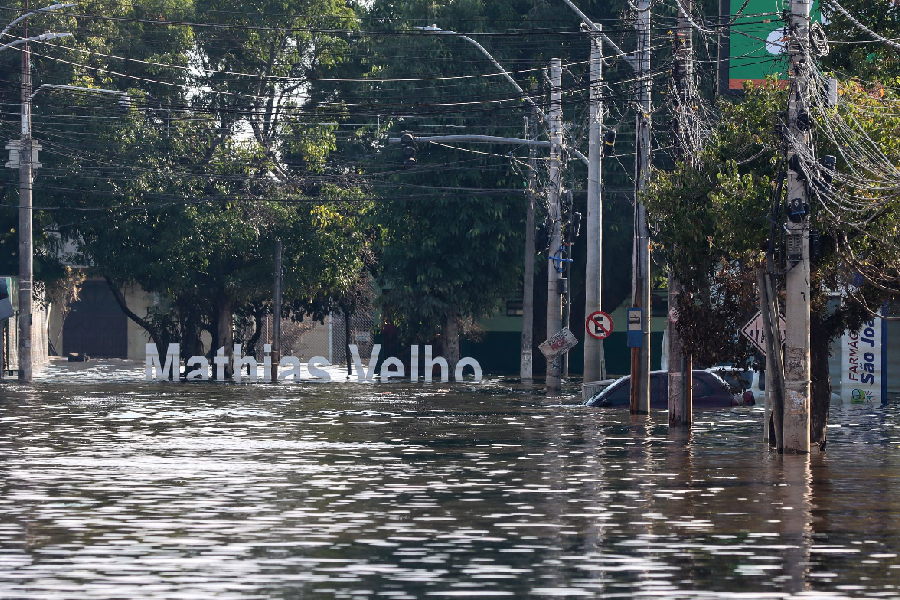Ruas alagadas no bairro Mathias Velho em Canoas (RS), na região metropolitana de Porto Alegre