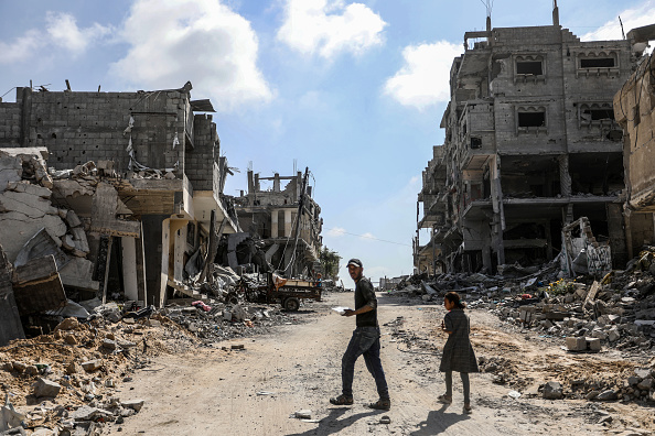 Destroços na cidade de Khan Yunis, no sul da Faixa de Gaza, depois de bombardeios israelenses atingirem a região. 30/04/2024