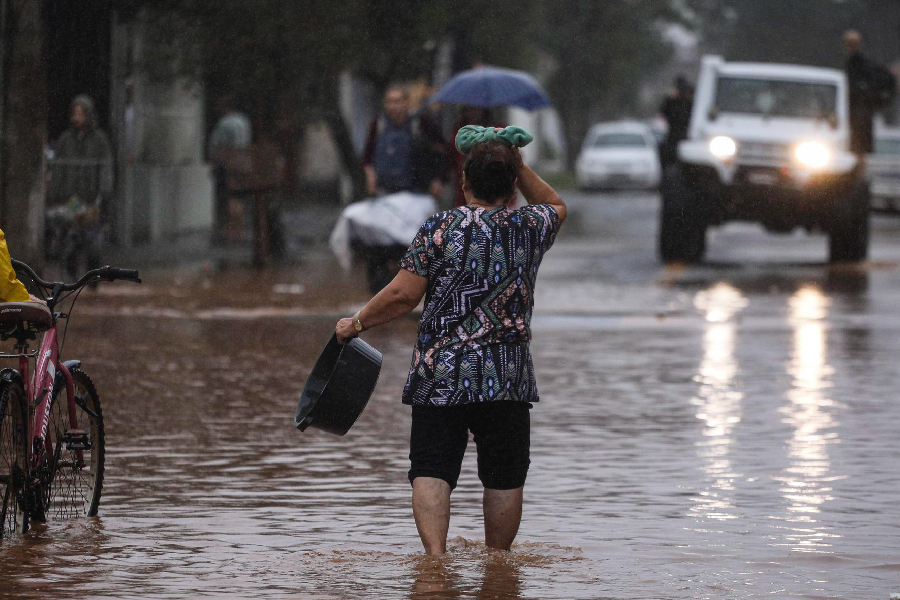 Ruas de Porto Alegre estão alagadas em meio às fortes chuvas que atingem o Rio Grande do Sul