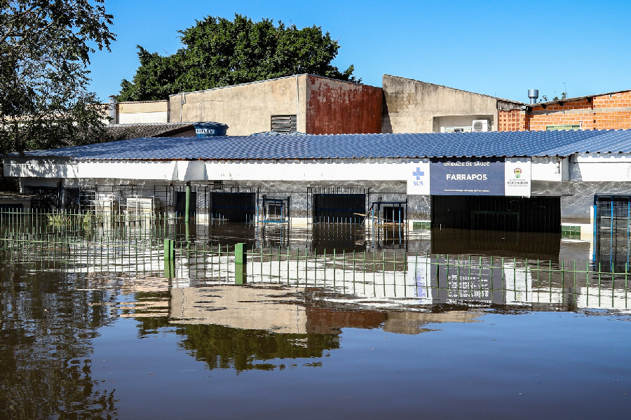 Posto de saúde Farrapos, em Porto Alegre, e outras unidades de atendimento ficam alagadas com as fortes chuvas no Rio Grande do Sul