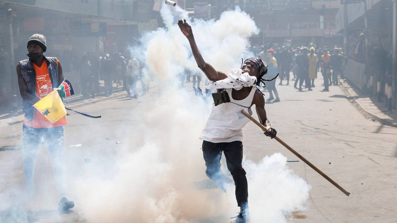 Manifestante atirando bomba de gás lacrimogêneo em direção à polícia em meio a protestos anti-impostos em Nairobi, capital do Quênia. 25/06/2024