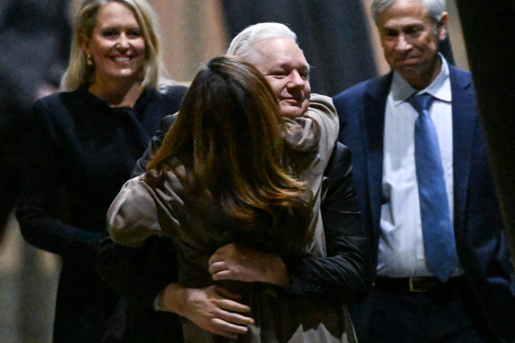 O fundador do WikiLeaks, Julian Assange, abraça sua esposa, Stella Assange O fundador do WikiLeaks, Julian Assange, abraça sua esposa, Stella Assange