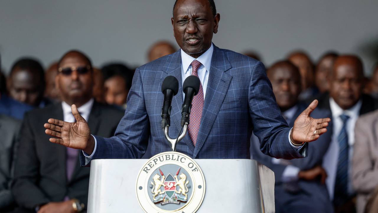 Presidente do Quênia, William Ruto, anuncia que não assinará o projeto de lei de finanças de 2024 na State House, em Nairóbi. 26/06/2024