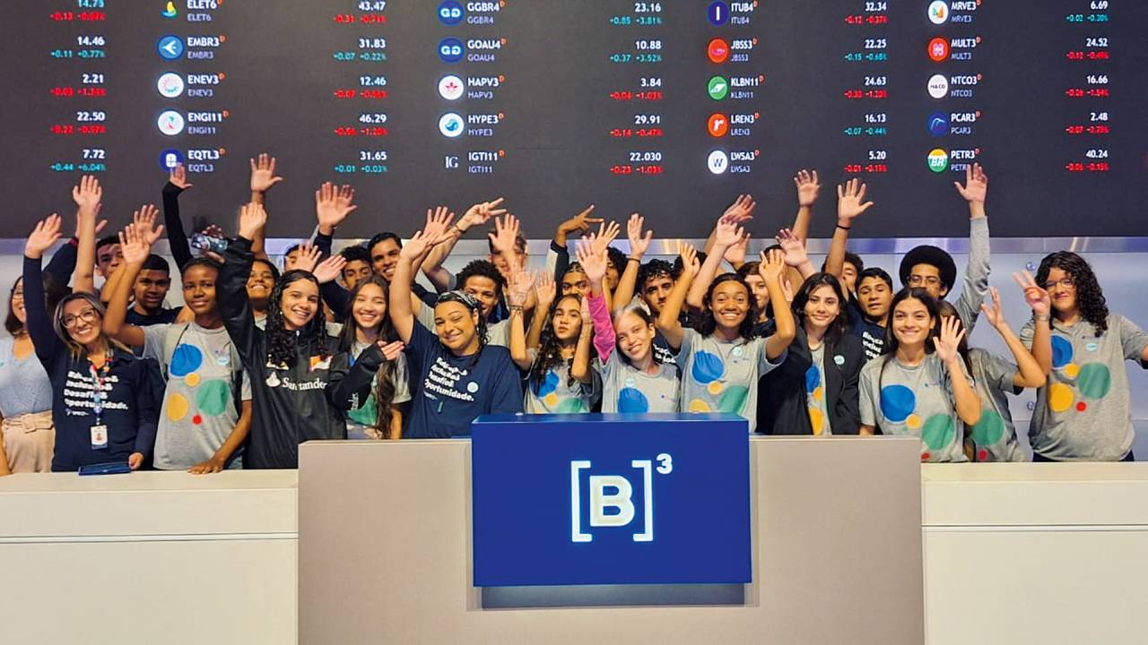 Turma de curso gratuito da ABBC: visita à bolsa de valores