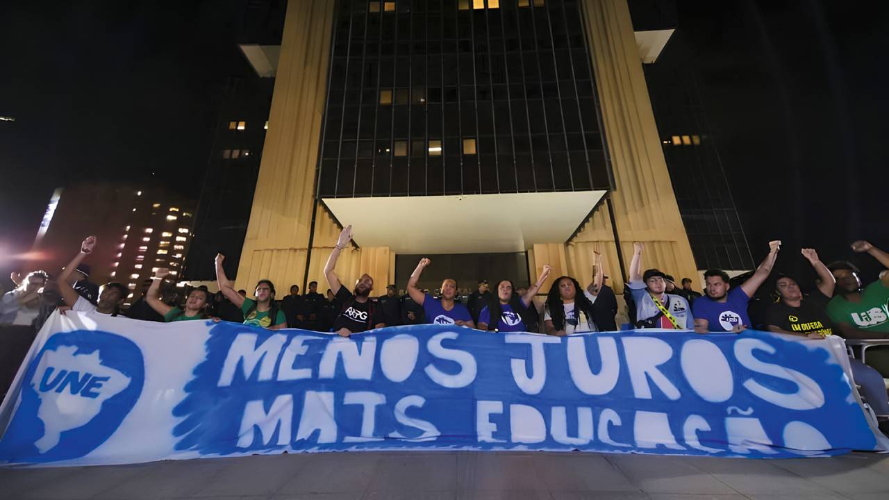 PAUTA GOVERNISTA - Manifestação: estudantes protestam contra a taxa de juros e pedem a saída do presidente do BC
