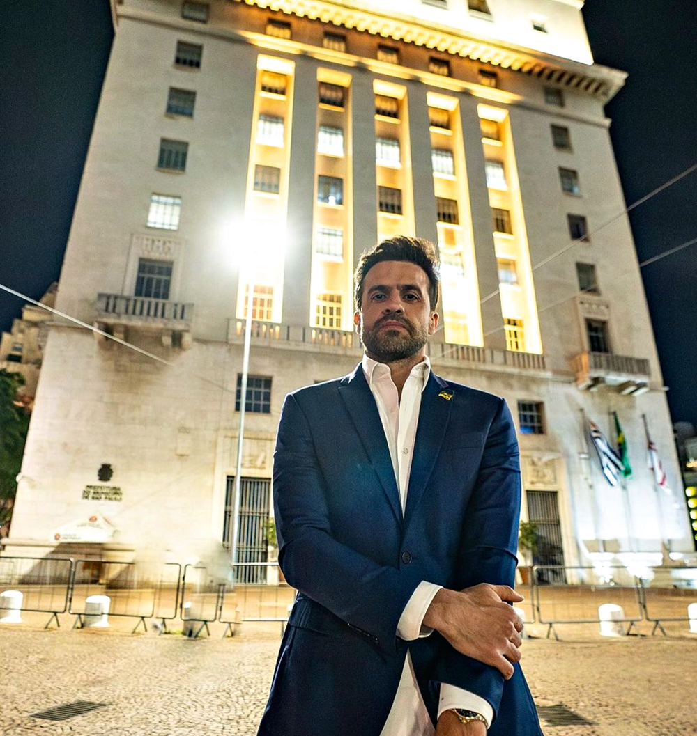 1D-(2)—GOg8nf1WQAAiAfD-(1).jpeg APOSTA - O novo pré-candidato posa na prefeitura: encontro com Bolsonaro