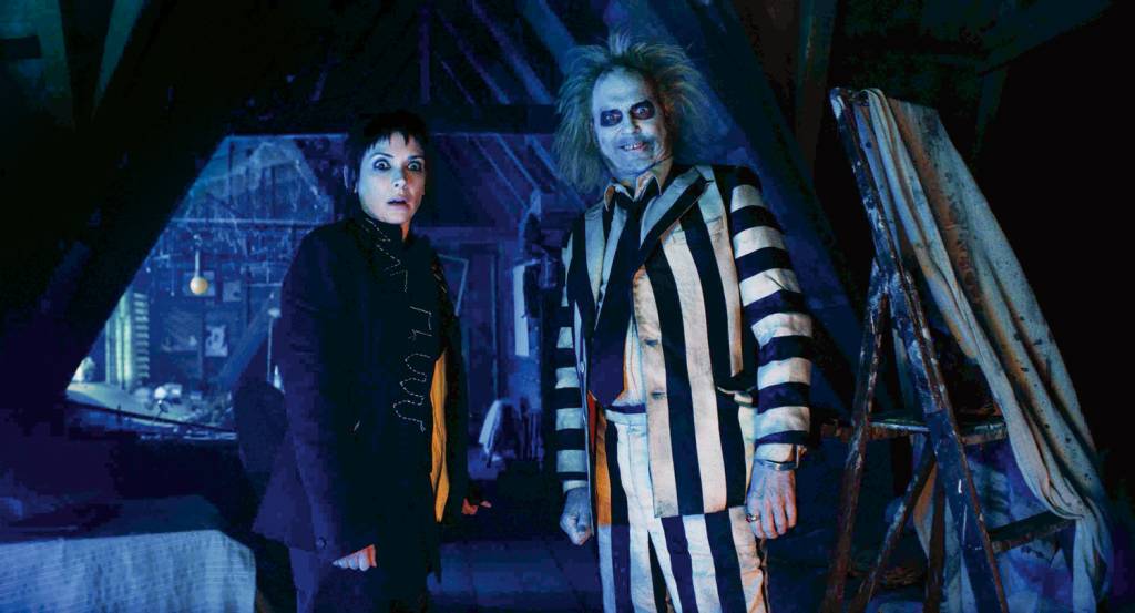 4—MV5BM2Q0NzA5M2EtN2Q1NC00MjBjLWI1Y2UtNjQyMmY2ZGM0MDBkXkEyXkFqcGc@._V1_.jpg CLÁSSICO - Winona e Keaton: universo pop de Tim Burton