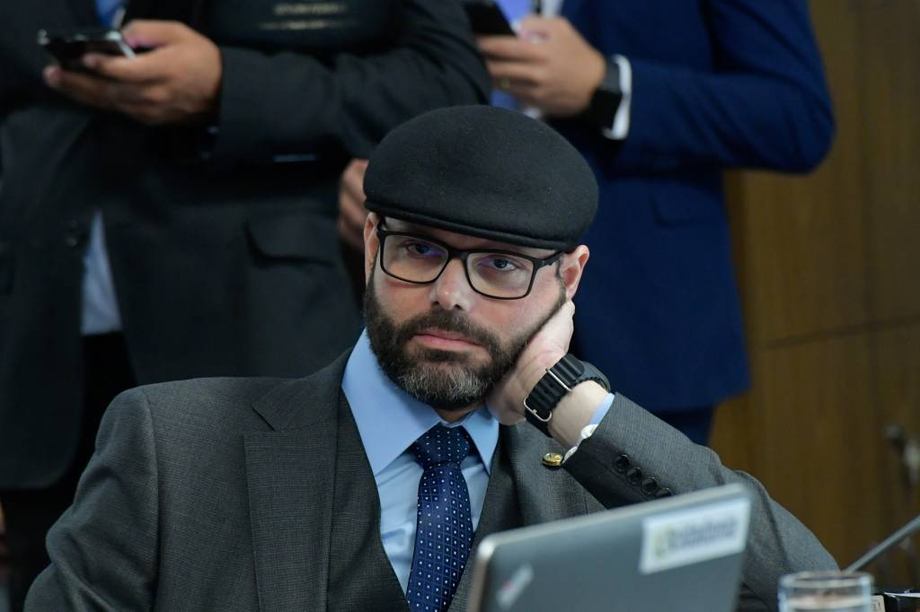 Senador bolsonarista exalta PM que jogou homem de ponte em São Paulo