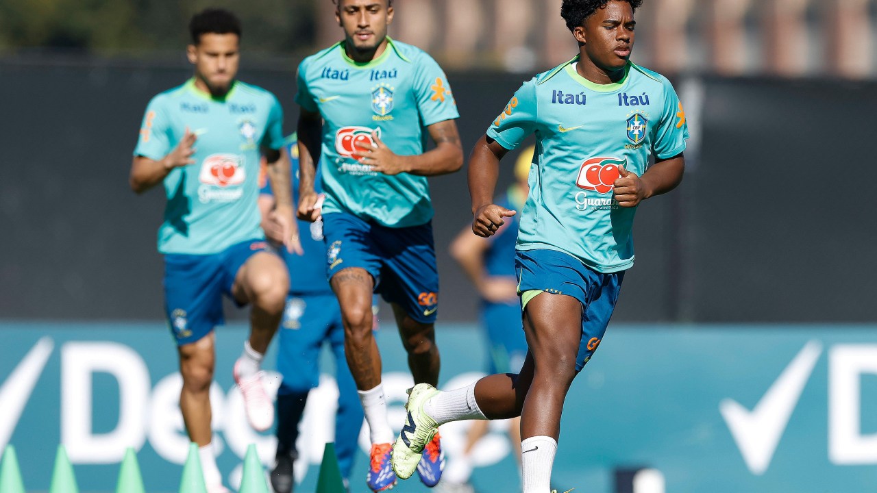 Endrick e Marquinhos, em primeiro plano, no treino preparatório da seleção brasileira para enfrentar a Costa Rica, na Copa América -