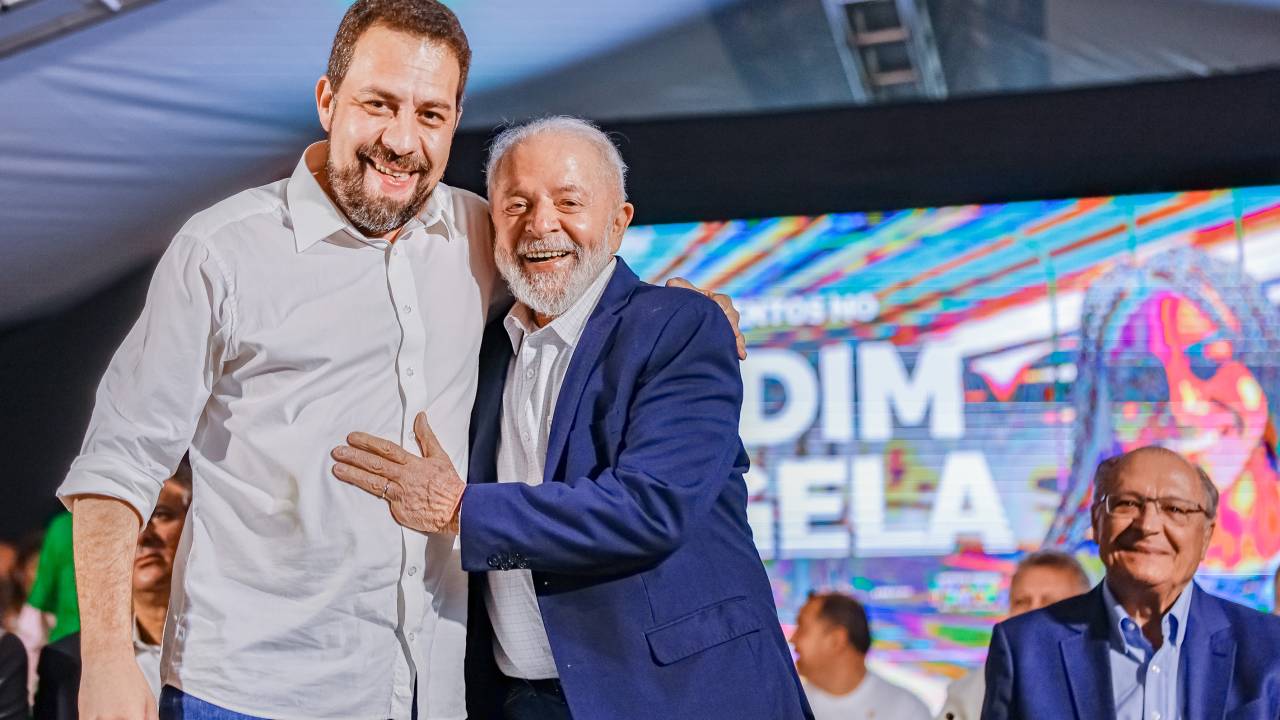 Deputado Federal, Guilherme Boulos e o Presidente da República, Luiz Inácio Lula da Silva, durante cerimônia de anúncios relativos ao Novo PAC Seleções: extensão da Linha 5-Lilás do Metrô de São Paulo e expansão dos Institutos Federais, no bairro Jardim Sônia Regina