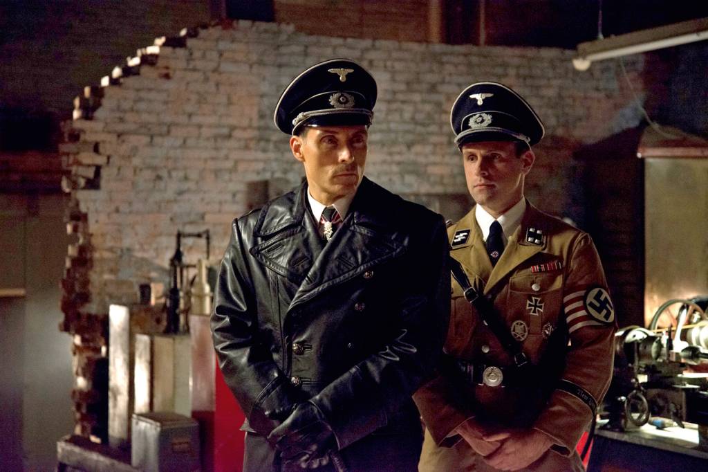 Carrossel-1—SERIADO-THE-MAN-IN-THE-HIGH-CASTLE-04.jpeg 'O HOMEM DO CASTELO ALTO' - Na trama: os nazistas vencem a Segunda Guerra e os Estados Unidos são dominados pela Alemanha e pelo Japão. Na vida real: os aliados venceram e o país virou potência global.