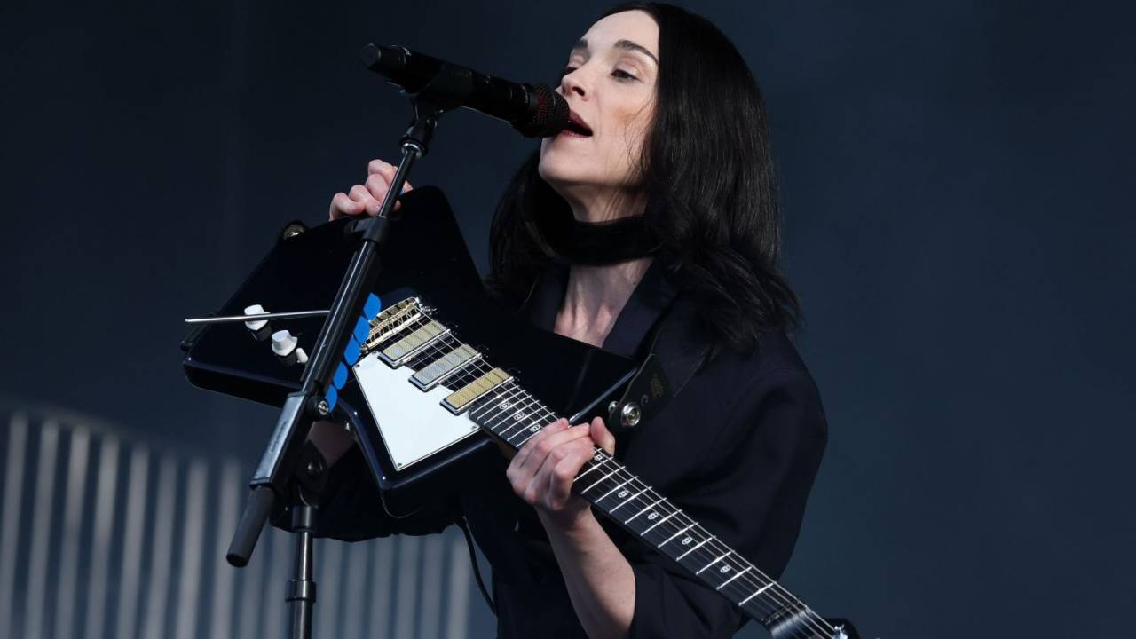 St. Vincent em apresentação da turnê 'All Born Screaming'