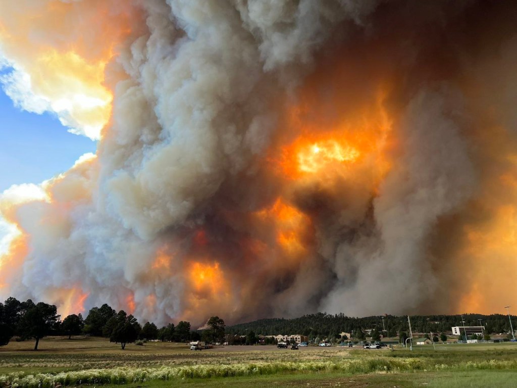 Incêndios florestais avançam na vila de Ruidoso, no estado de Novo México, nos Estados Unidos. 18/06/2024