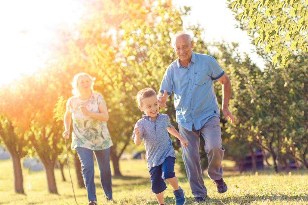 Grandparents with grandson enjoying time together in park. NOS EXTREMOS - Efeito protetor: substância é orientada a crianças e idosos