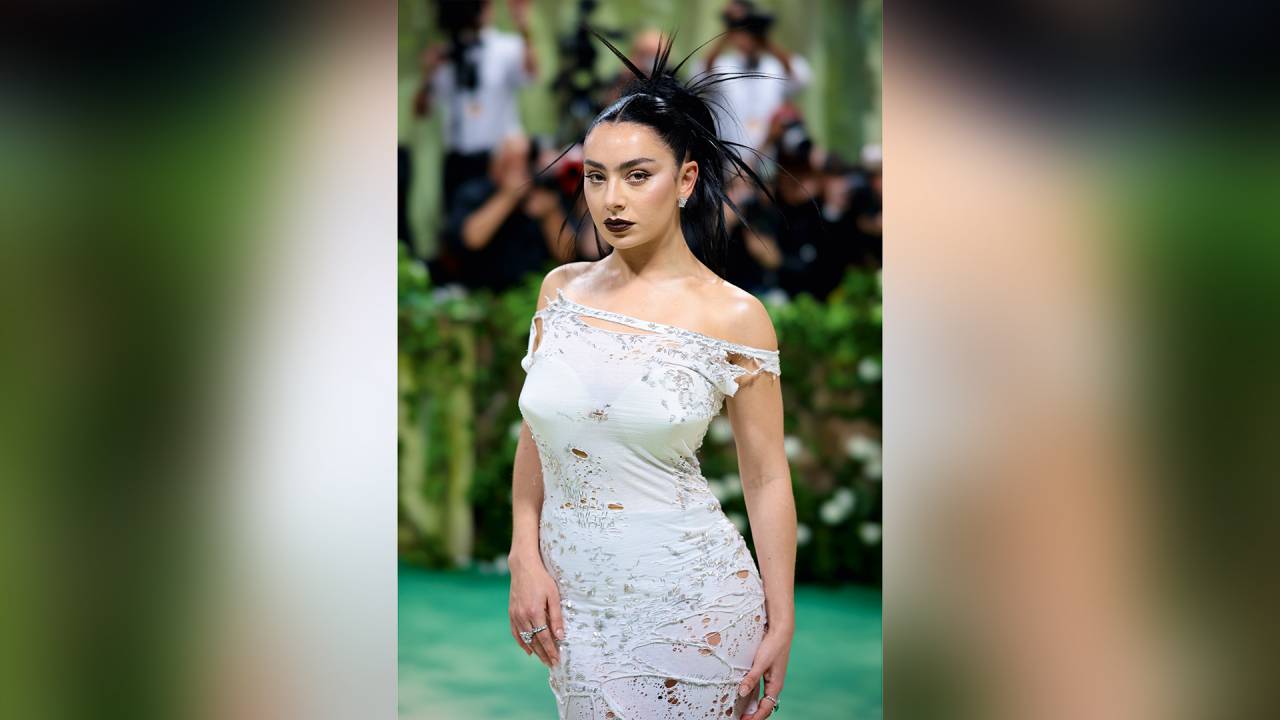 PIRRALHA ATREVIDA - A cantora, com seu visual vamp característico: letras contra o Grammy e com supostas indiretas à rival