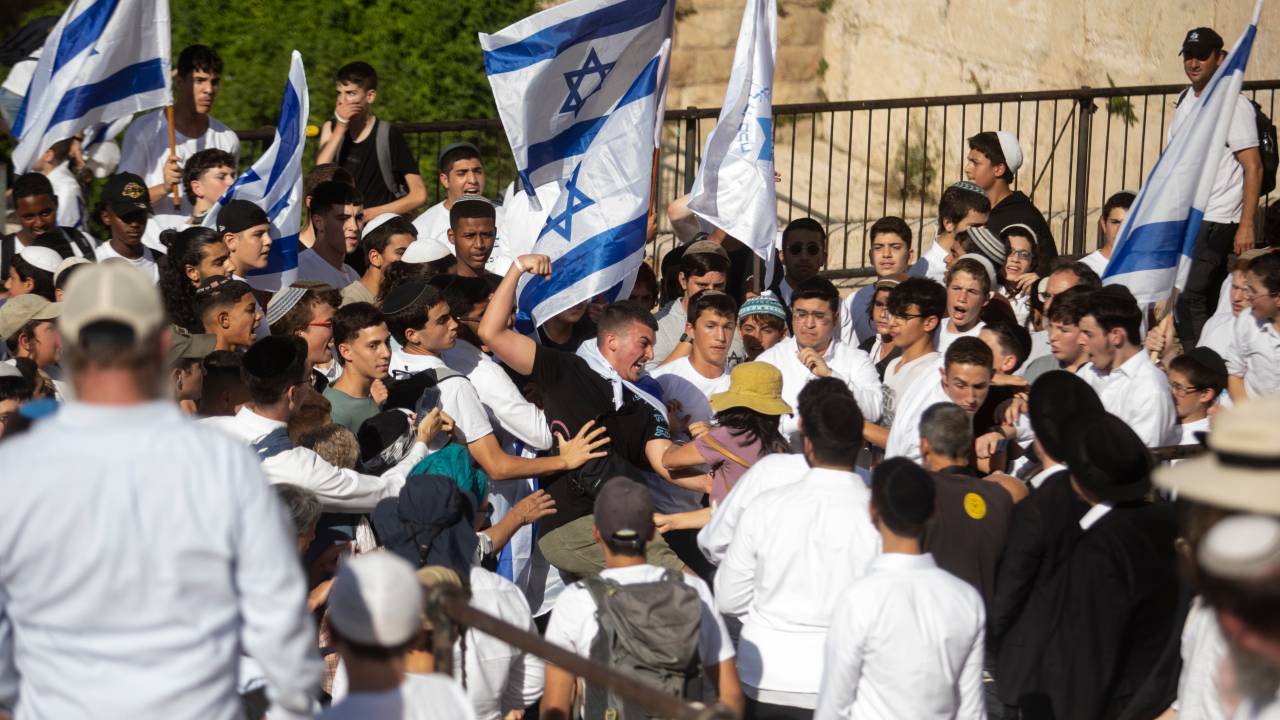 Manifestantes israelenses agridem mulher na Cidade Velha, em Jerusalém. 05/06/2024