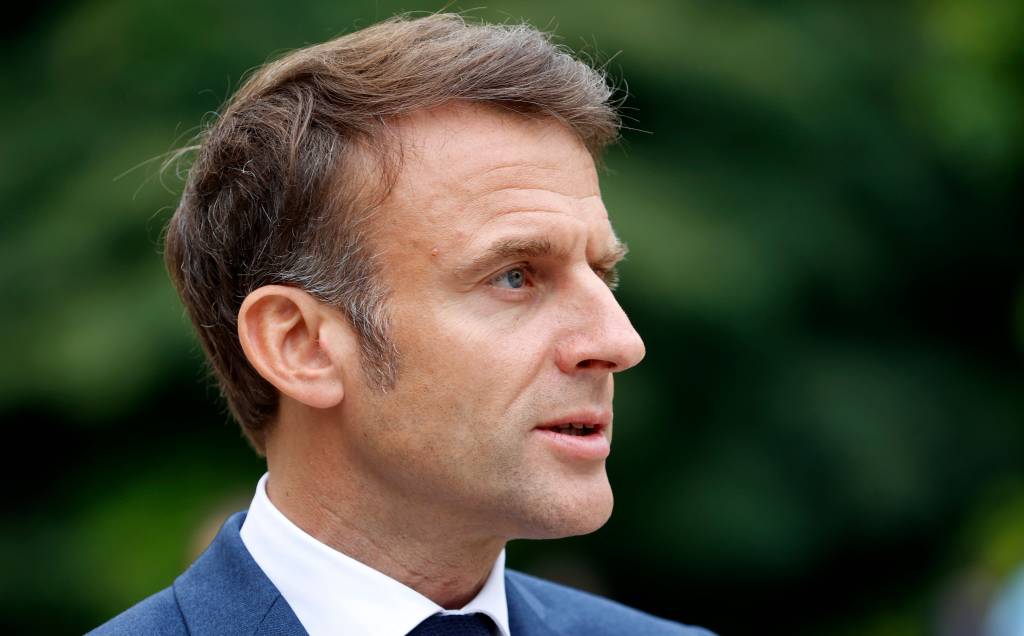 Macron nega renúncia de premiê e pede continuidade até novo governo